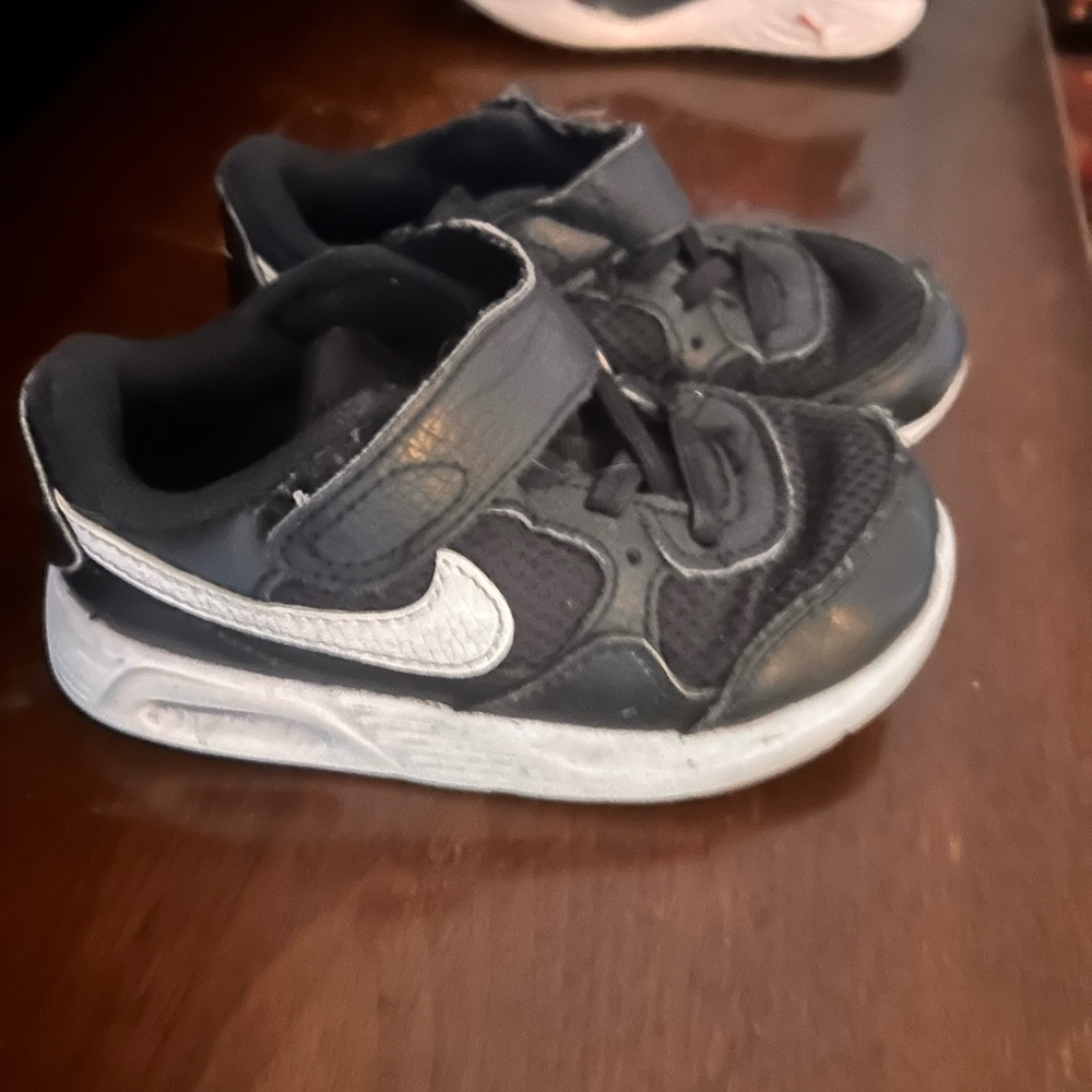 Toddler Boys Nike Black and White Sneakers - Size 9C
